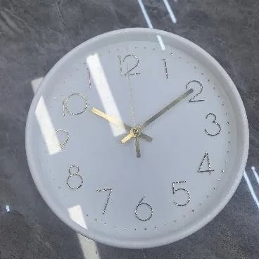 Reloj de Pared Redondo Blanco con Números Plateados