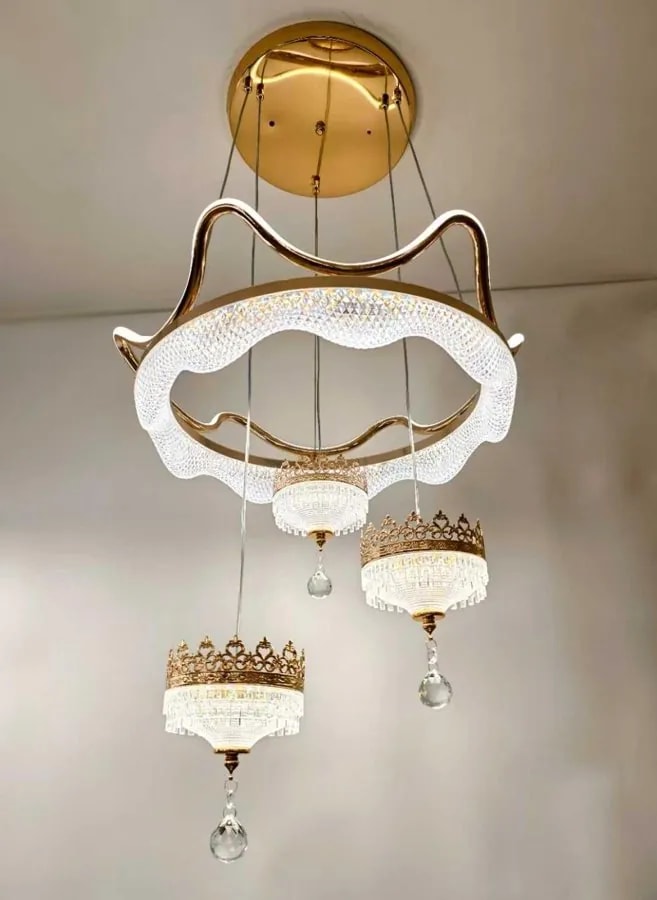 Lámpara Colgante LED Corona Dorada con 4 Pantallas y Gotas