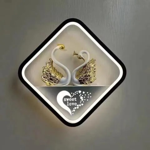 Aplique de Pared LED Cuadrado Negro con Cisnes Dorados
